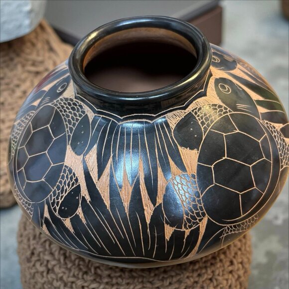 Mata Ortiz Blackware Pottery Vase with Turtle & Fish Etching – Hand-Burnished Sg - Picture 8 of 10
